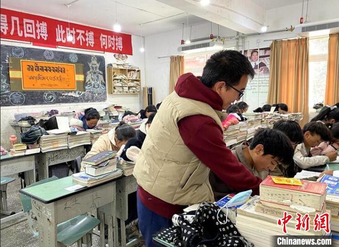 學(xué)生在免費輔導(dǎo)班上課?！∧岈敵?攝