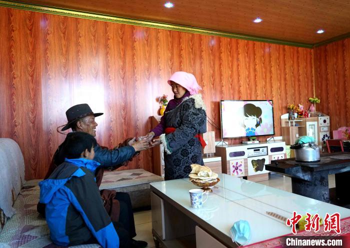 圖為易地搬遷后的哇保家?！〔彭検步?攝