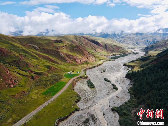 資料圖為祁連山國家公園青海片區(qū)?！±罱瓕?攝