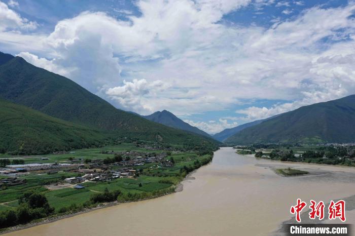 圖為航拍金江鎮(zhèn)，農(nóng)田里綠意盎然?！⑷疥?攝