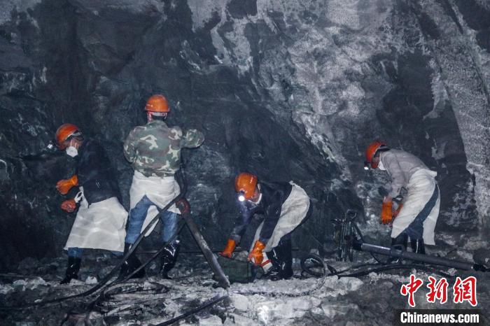 隧道開挖作業(yè)施工現(xiàn)場(chǎng)。　康巴傳媒供圖