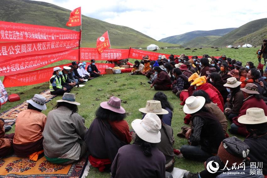 草地上宣講。巴登攝