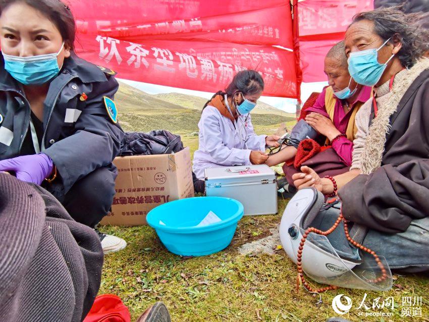 給牧民檢查身體。巴登攝