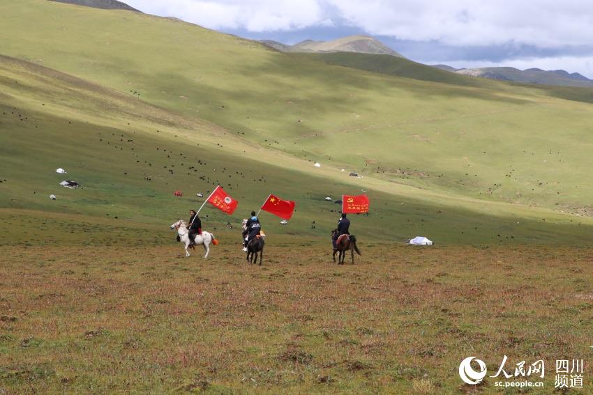 馬背宣講隊(duì)。巴登攝