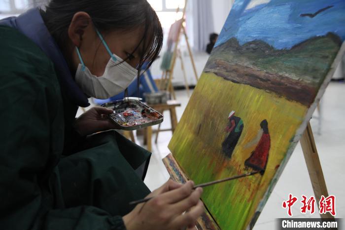 圖為學生跟著老師學習繪畫?！『F龍 攝