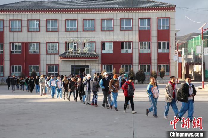 圖為瑪沁縣第一民族中學?！『F龍 攝