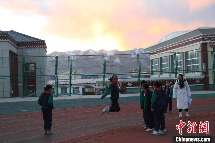 圖為學生們開展社團活動?！『F龍 攝