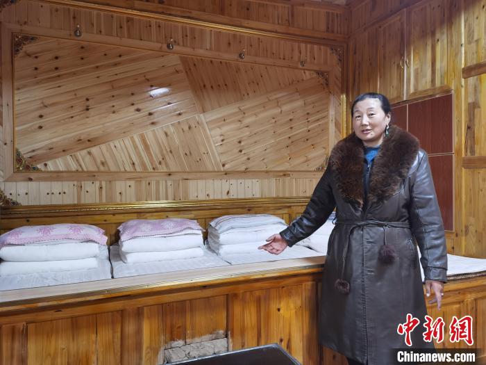 圖為德吉村村民鬧尖措介紹自家農(nóng)家樂。　祁增蓓 攝