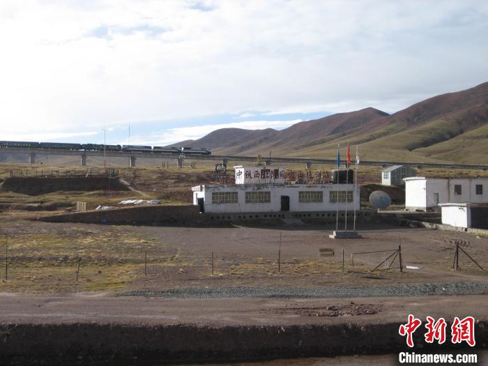圖為青藏鐵路通車(chē)后列車(chē)經(jīng)過(guò)中鐵西北院風(fēng)火山觀測(cè)站。(資料圖) 中鐵西北科學(xué)研究院供圖
