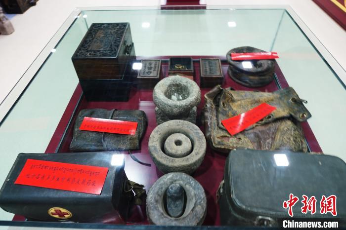 圖為藏醫(yī)傳統(tǒng)制藥石鍋石槽?！●R銘言 攝