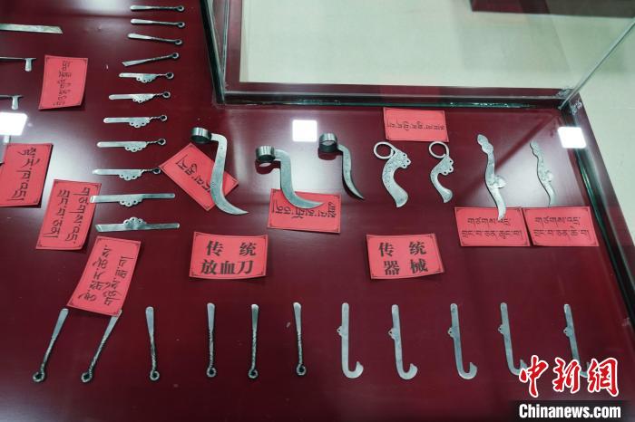 圖為藏醫(yī)古傳統(tǒng)醫(yī)療器械?！●R銘言 攝