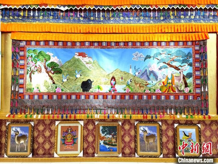 圖為藏繡作品?！∑钤鲚?攝