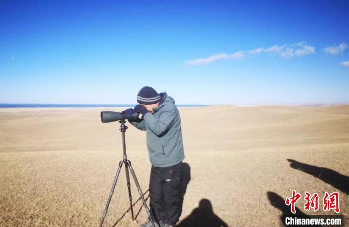 圖為工作人員正在進(jìn)行監(jiān)測(cè)?！∏嗪：皡^(qū)保護(hù)利用管理局供圖