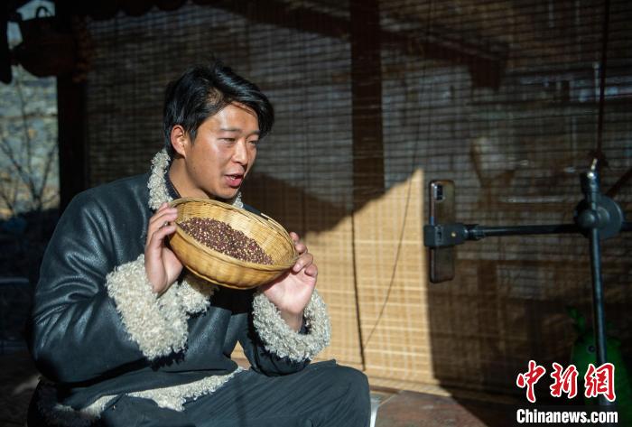 洛桑在鏡頭前介紹家鄉(xiāng)特產(chǎn)?！⒅铱?攝