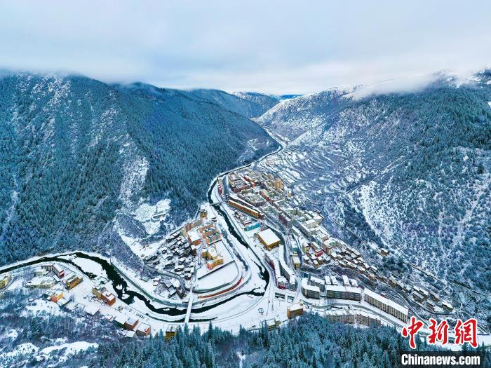 壤塘的雪后美景?！∪捞量h融媒體中心供圖