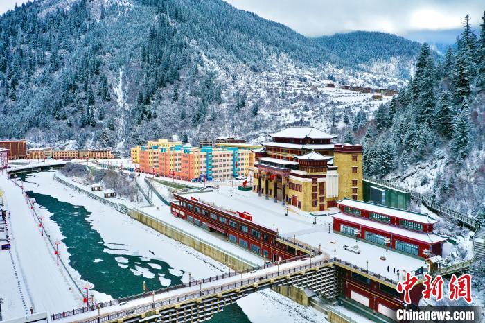 壤塘的雪后美景?！∪捞量h融媒體中心供圖