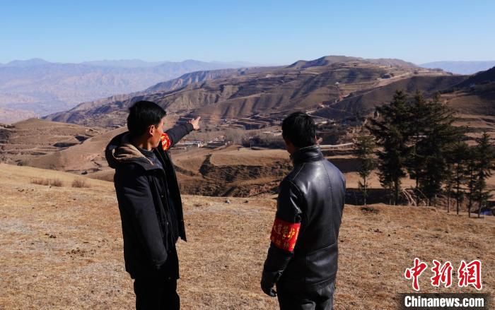 圖為桑杰加(左)和同事望向遠(yuǎn)方?！●R銘言 攝