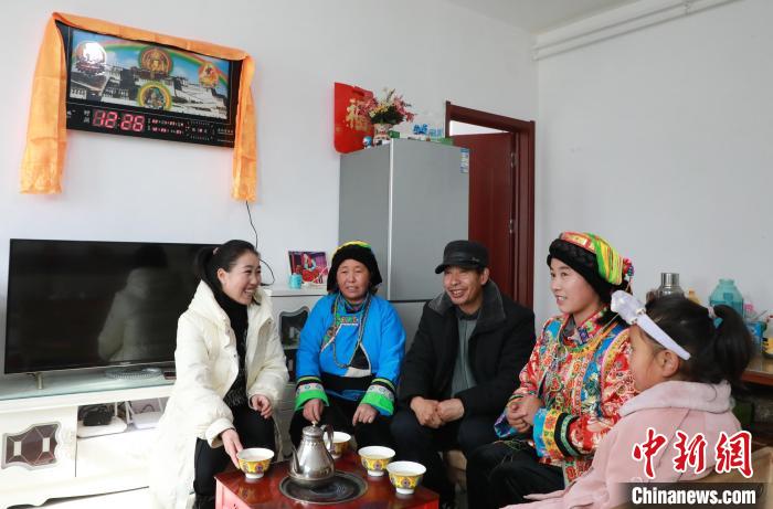 新家是兩層小樓房，一樓布置得充滿現(xiàn)代感，喝著藏式奶茶，一家人聊著今年春節(jié)怎么過?！《∷?攝