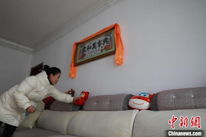 27日，春節(jié)將至，楊周馬草打掃房屋，拆洗沙發(fā)靠墊等?！《∷?攝
