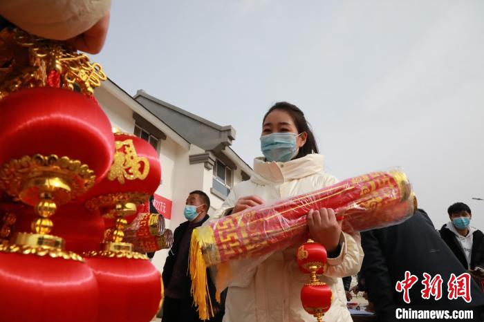 27日，蘭州新區(qū)為舟曲避險(xiǎn)搬遷移民送“春節(jié)包”，楊周馬草前往領(lǐng)取，紅色寓意來年的日子紅紅火火。　魏建軍 攝