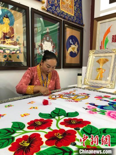 青海熱貢藝術之鄉(xiāng)半邊天們的“領頭雁”:一枝獨放不是春