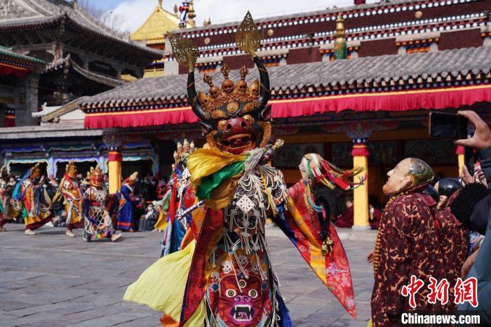圖為塔爾寺僧侶進(jìn)行“跳欠”儀式?！●R銘言 攝