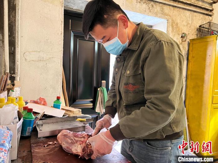 圖為雪豹“奶爸”史壽軍正在準(zhǔn)備投喂雪豹的食材?！●R銘言 攝