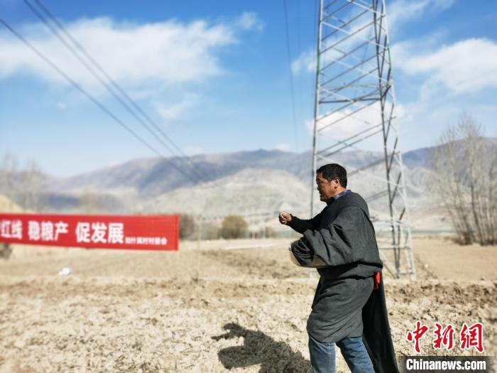 圖為藏族民眾撒種、施肥?！?zhí)砀?攝