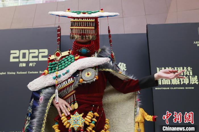 圖為模特展示藏族服飾?！●R銘言 攝