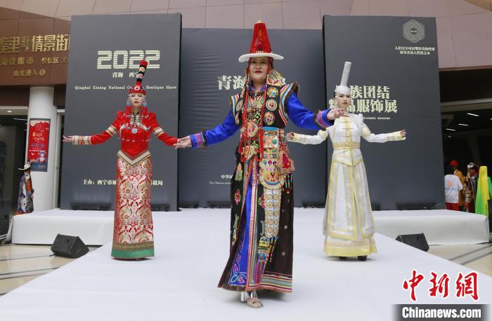 圖為模特展示蒙古族服飾?！●R銘言 攝