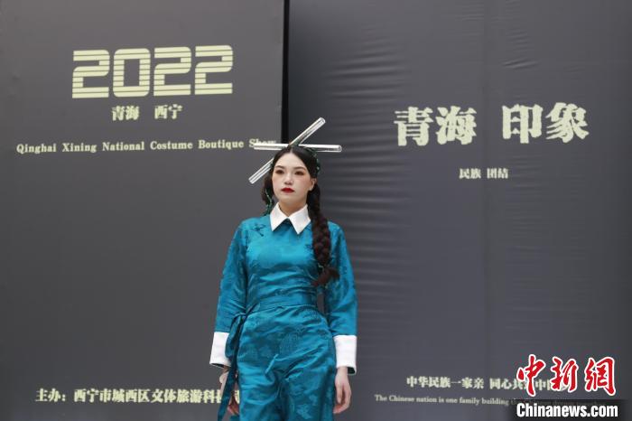 圖為模特展示少數(shù)民族服飾?！●R銘言 攝