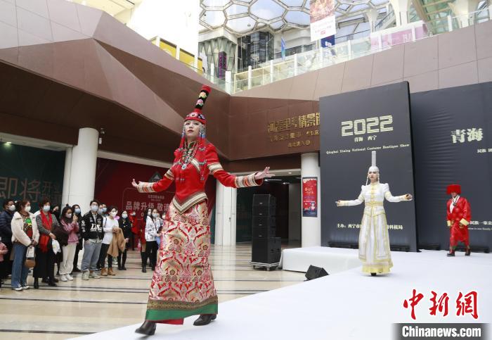 圖為模特身穿民族服飾進(jìn)行走秀。　馬銘言 攝