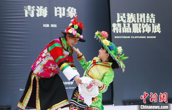 圖為模特身穿土族服飾進(jìn)行“土族刺繡”表演?！●R銘言 攝