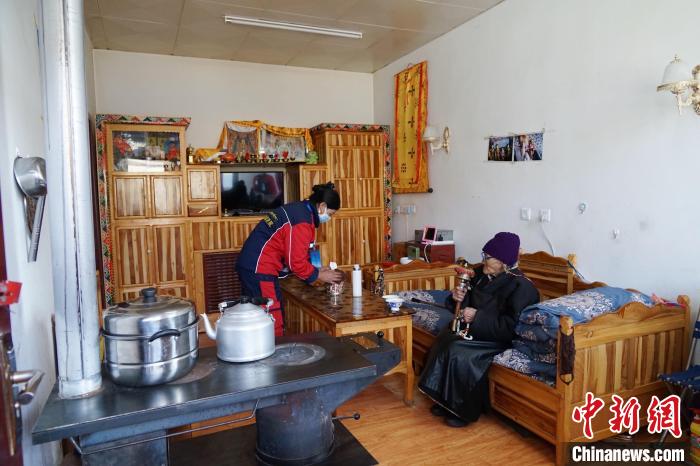 圖為敬老院護(hù)工為老人打掃屋內(nèi)衛(wèi)生?！●R銘言 攝