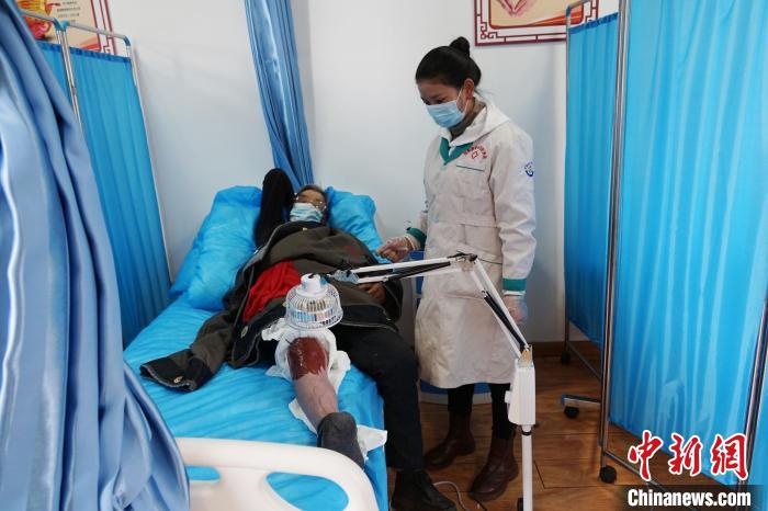 圖為敬老院醫(yī)生用藏藥為老人進(jìn)行治療?！●R銘言 攝