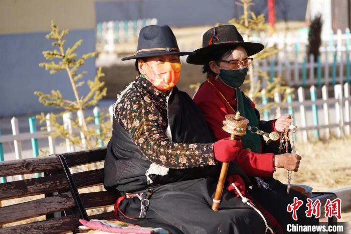 圖為敬老院老人在院內(nèi)曬太陽轉(zhuǎn)經(jīng)桶。　馬銘言 攝