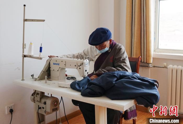 圖為敬老院老人使用縫紉機(jī)?！●R銘言 攝