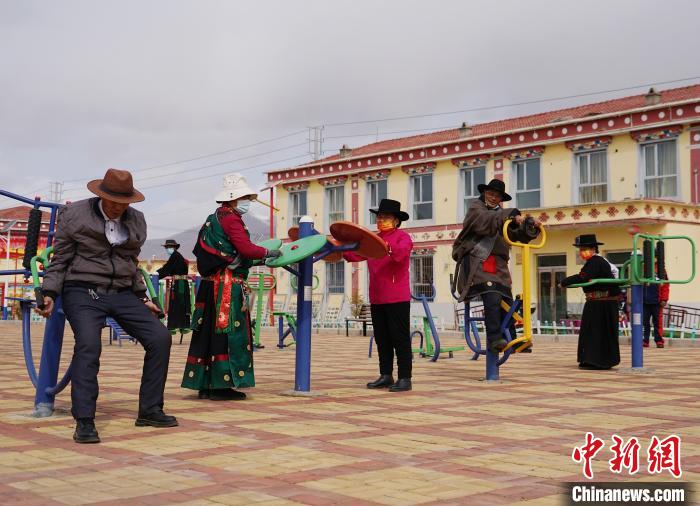 圖為老人們使用健身器材鍛煉身體。　馬銘言 攝