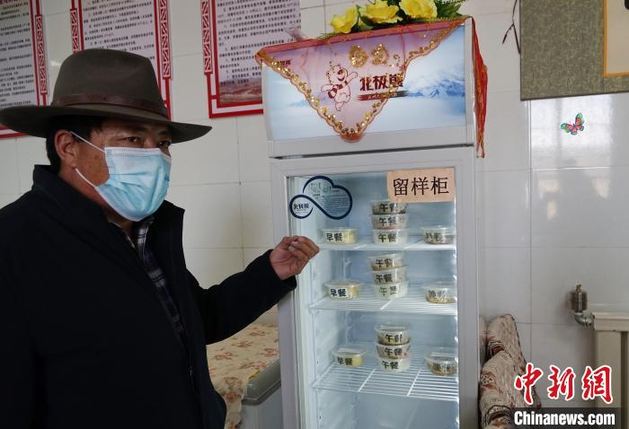 圖為敬老院院長(zhǎng)德高介紹，老人們的三餐均有留樣記錄。　馬銘言 攝