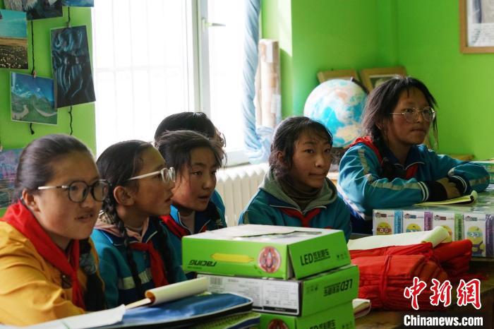 圖為學(xué)生正在認(rèn)真聽(tīng)生態(tài)課?！●R銘言 攝