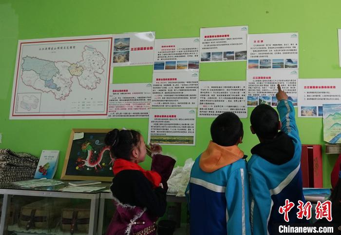 圖為學(xué)生在生態(tài)課堂上了解三江源國(guó)家公園知識(shí)。　馬銘言 攝