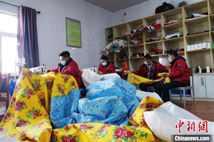 圖為工人們正在制作帳篷。　馬銘言 攝