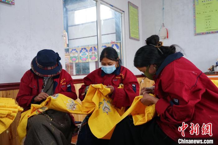 圖為工人正在制作哈達(dá)?！●R銘言 攝