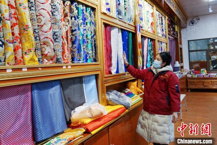 圖為員工清點(diǎn)布匹?！●R銘言 攝