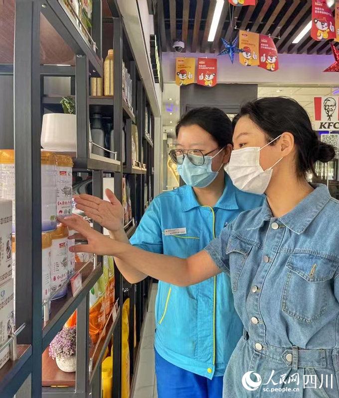 顧客可以在川內(nèi)中國(guó)石油加油站便利店內(nèi)選購(gòu)到品質(zhì)純正的紅原奶粉。張霞攝