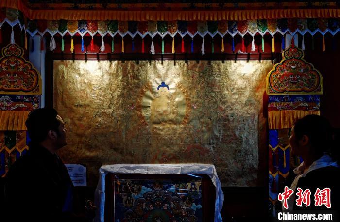 圖為使用金汁創(chuàng)作的金唐?！?zhí)砀?攝