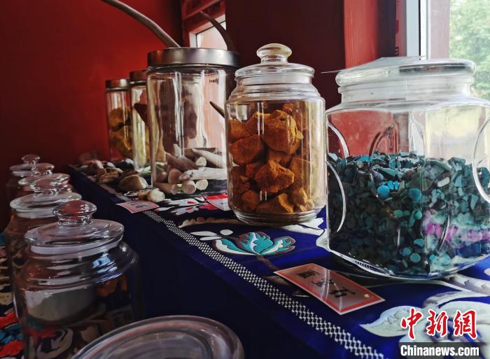 圖為唐卡繪畫礦物顏料展示。　張?zhí)砀?攝