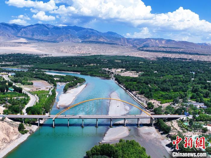 航拍貴德縣黃河岸畔綠意盎然。　馬銘言 攝