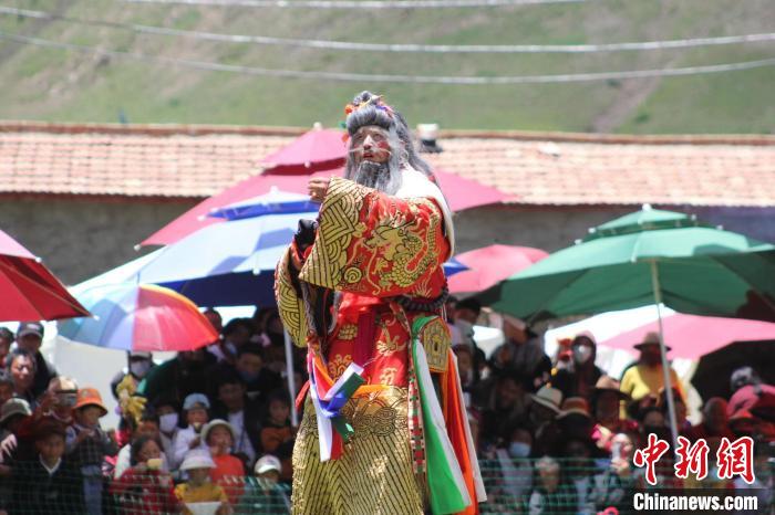 圖為觀眾們觀看表演。　班瑪縣文體旅游廣電局 供圖