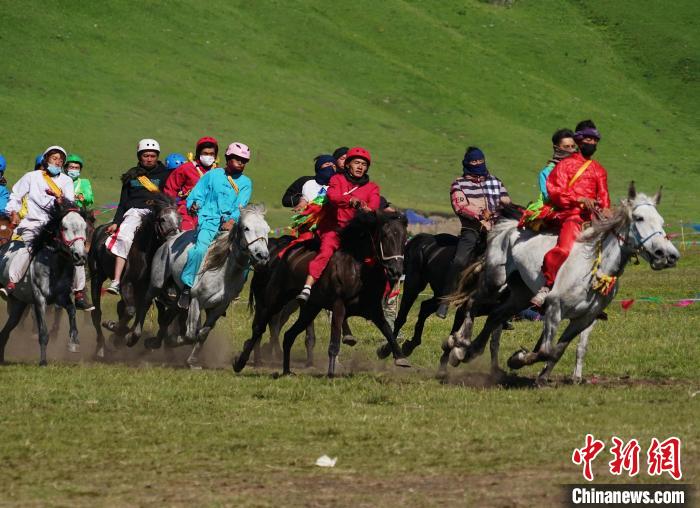 圖為選手進行3000米賽馬比賽。　馬銘言 攝